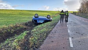 Auto vliegt over de kop na stuurfout