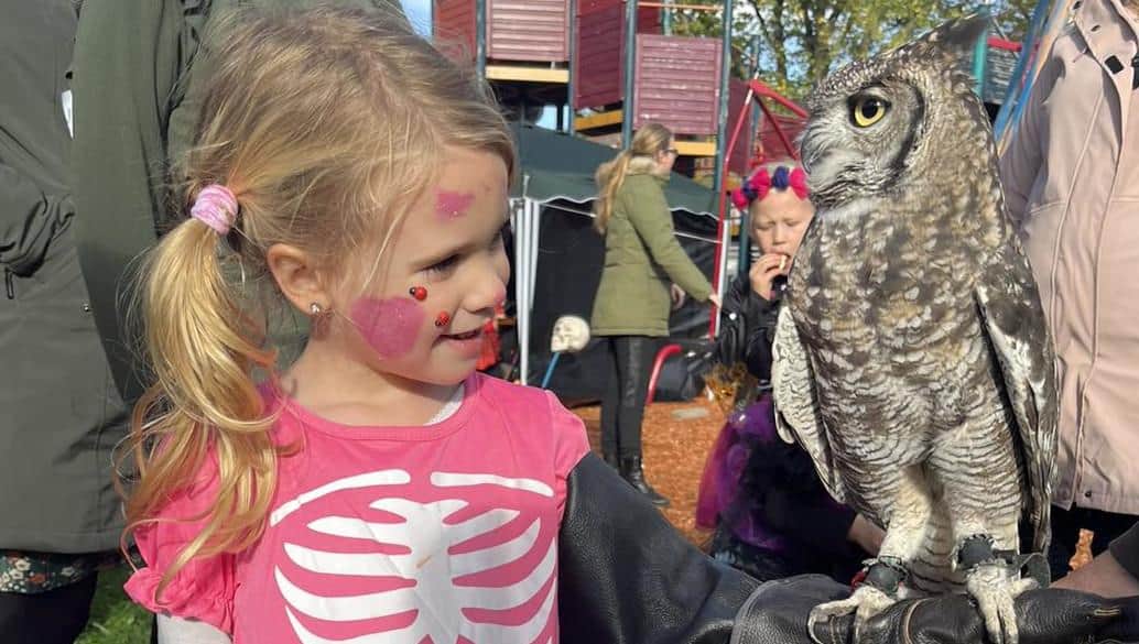 Kinderen maken kennis met uilen in Wieringer speeltuin De Helderse Buurt