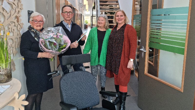 Hospice Schagen krijgt nieuwe rolstoel