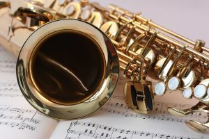 Saxofonist Rinus Groeneveld treedt op in Den Helder