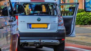Geen gewonden bij botsing auto en bezorgdienst