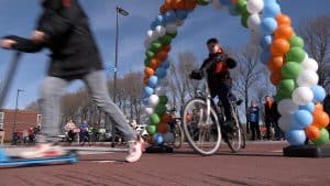 Mede dankzij de leerlingen heeft IKC De Kroon nu een schoolplein van en voor de hele buurt (video)