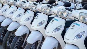 Hollands Kroon haalt duizenden deelscooters weg uit Van Ewijcksluis