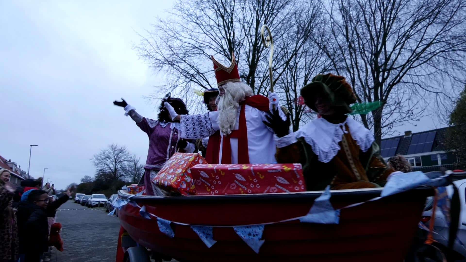 Sinterklaas komt ondanks pech op tijd aan bij de Driemaster (video)