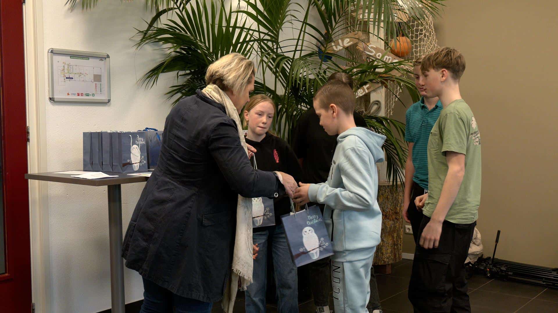 Video: inzamelkampioenen krijgen een prijs voor hun inzet