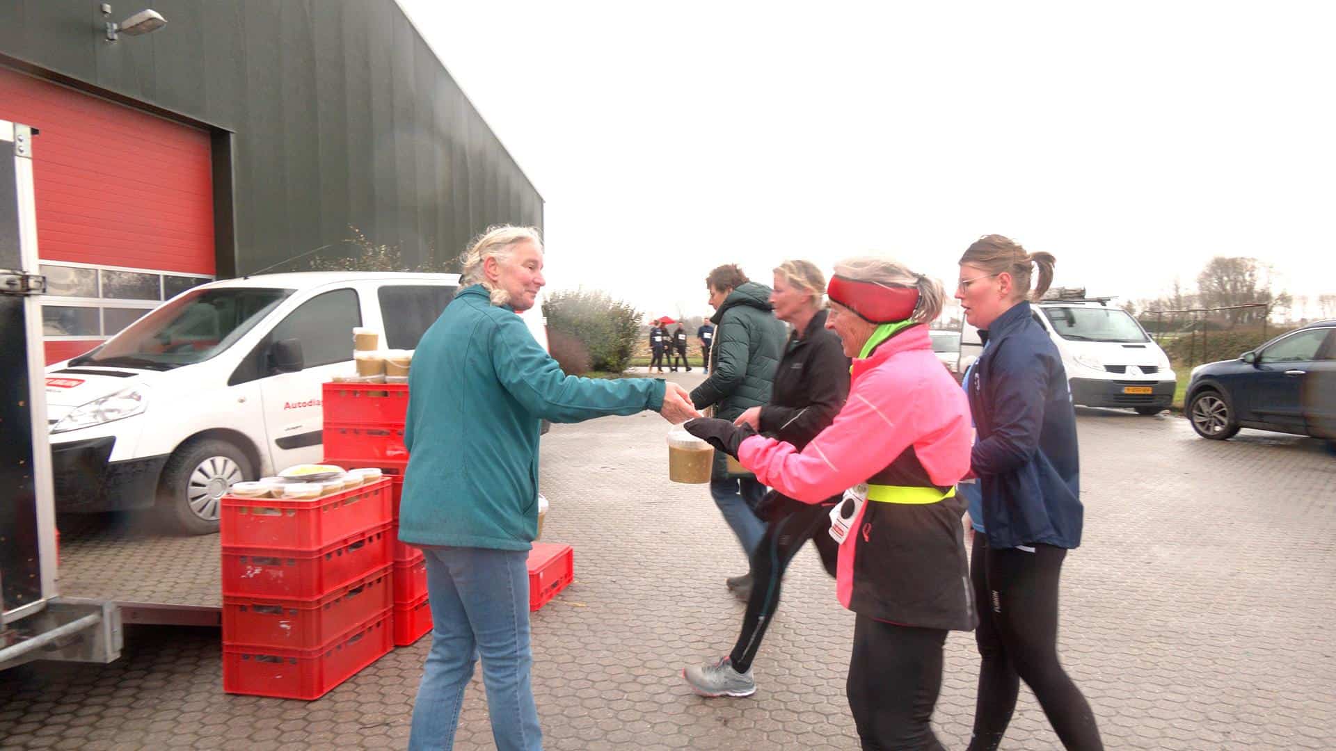 Video: Wind en regen trotseren voor een heerlijke bak met snert