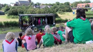 Video: Scoutingleden vermaken zich tijdens jungleweekend op Oosterland