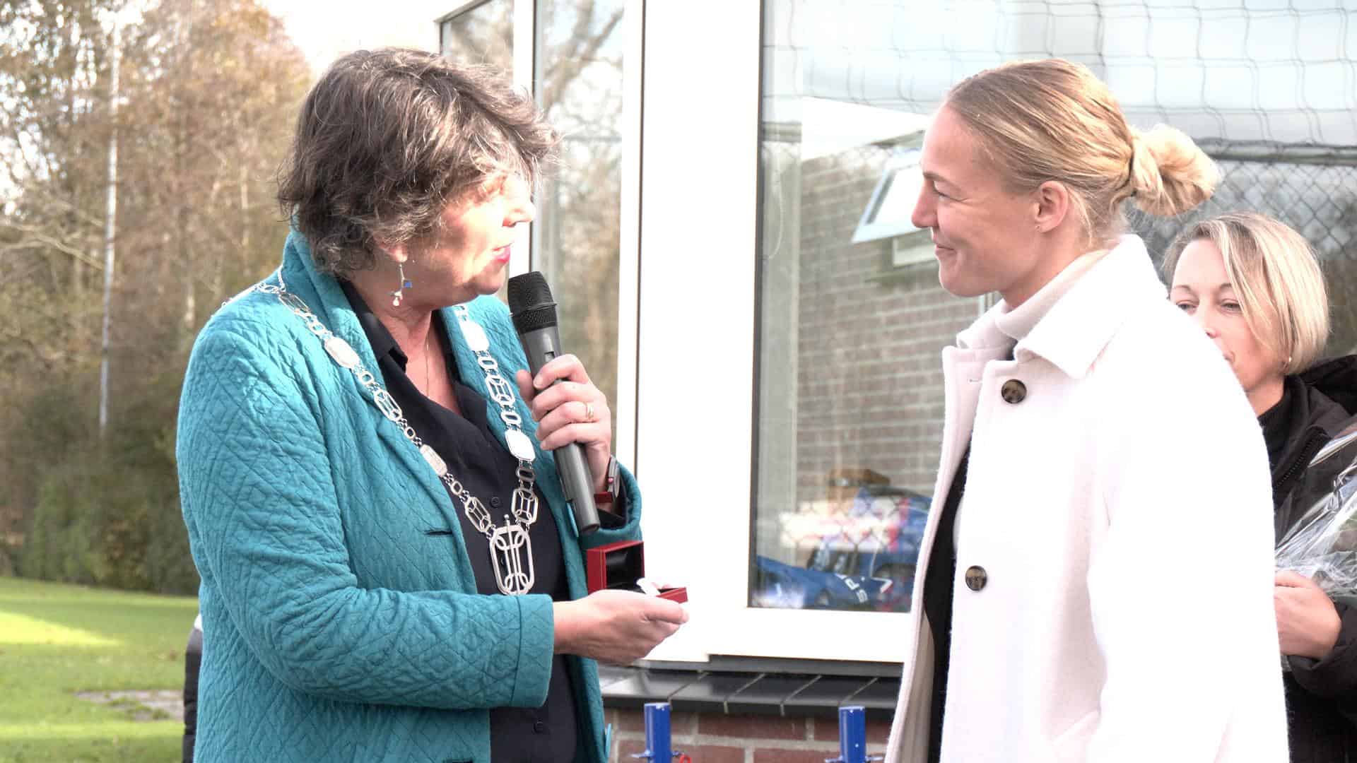 Video: Oud-profvoetbalster Stefanie van der Gragt ontvangt eerste Zilveren compliment