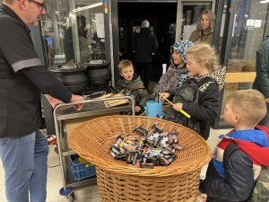 Kinderen Sinten Maarten er lustig op los