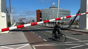 Storing Van Kinsbergenbrug, slagbomen dicht (update)