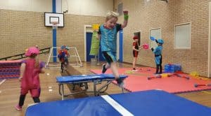 Pakjes mikken en van dak tot dak zwieren op Pieten Gymfeesten van Team Sportservice