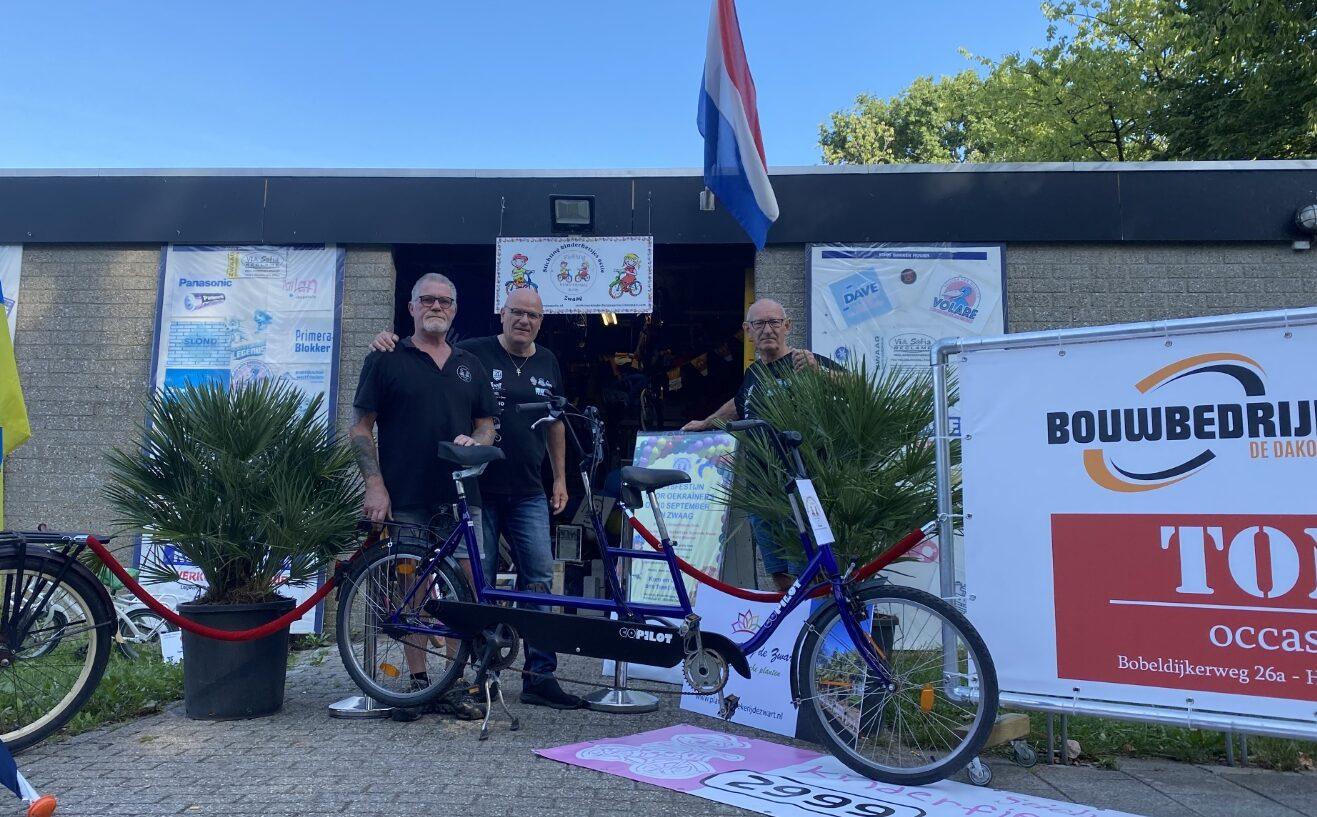 Stichting Kinderfietsjes Actie geeft tandem weg aan minima (video)