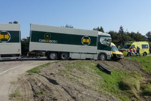 Ongeval tussen taxibusje en vrachtwagen in Slootdorp