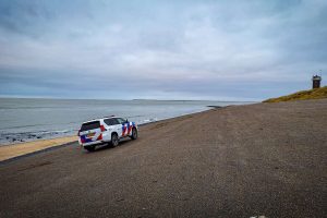 Toezicht langs kust Huisduinen na vondst drugspakketten