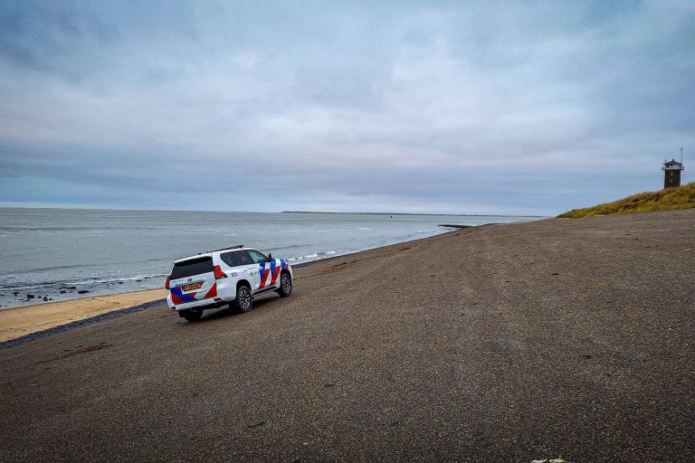 Toezicht langs kust Huisduinen na vondst drugspakketten