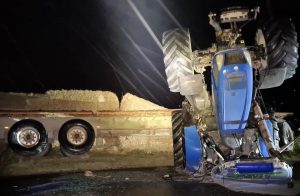 Tractor op zijn kop bij Slootdorp