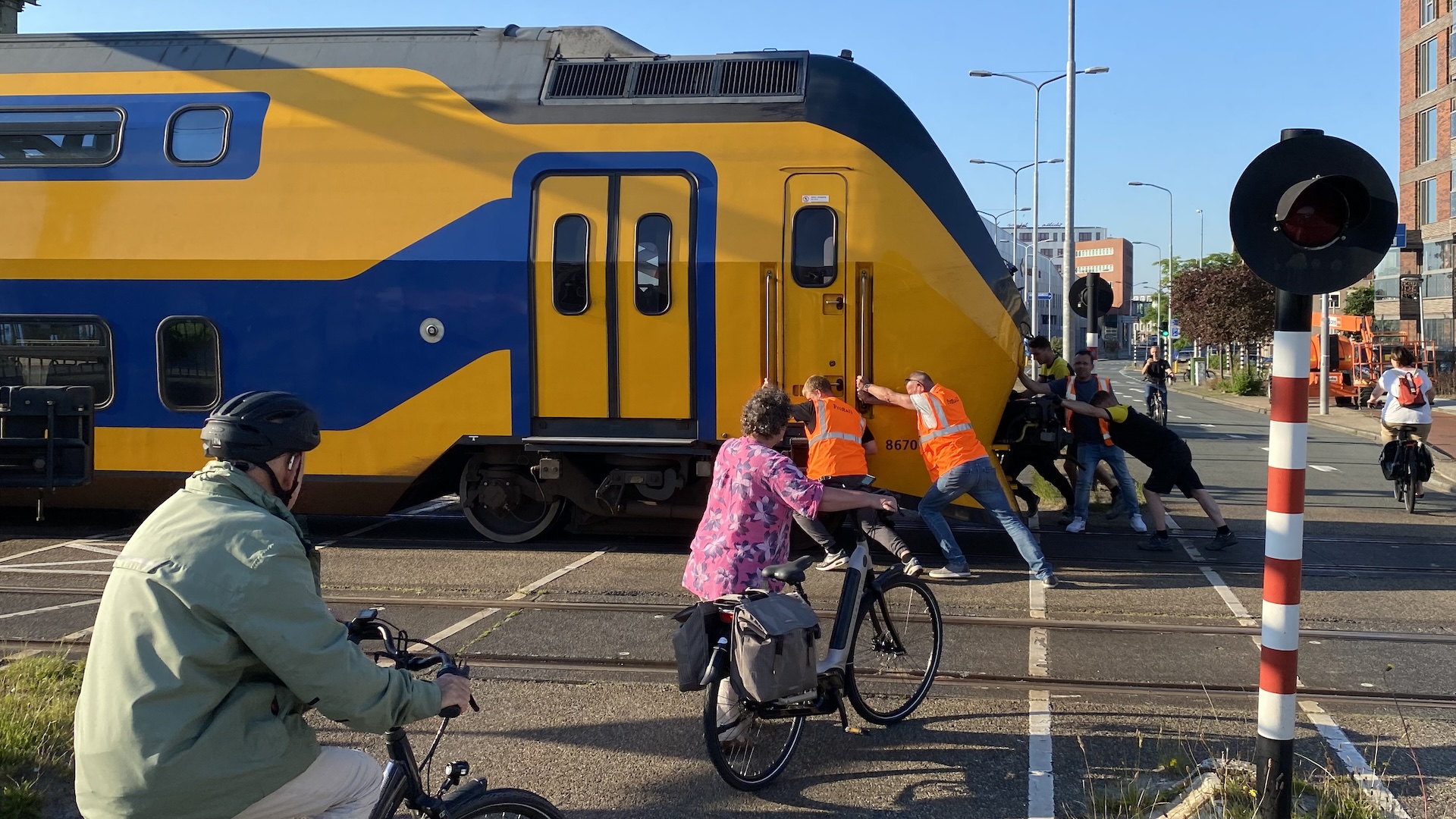 Trein komt tien centimeter tekort voor prik