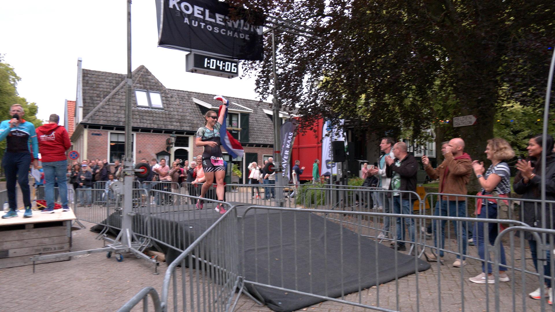 Video: Veel support voor de deelnemers van de Niedorpse triatlon
