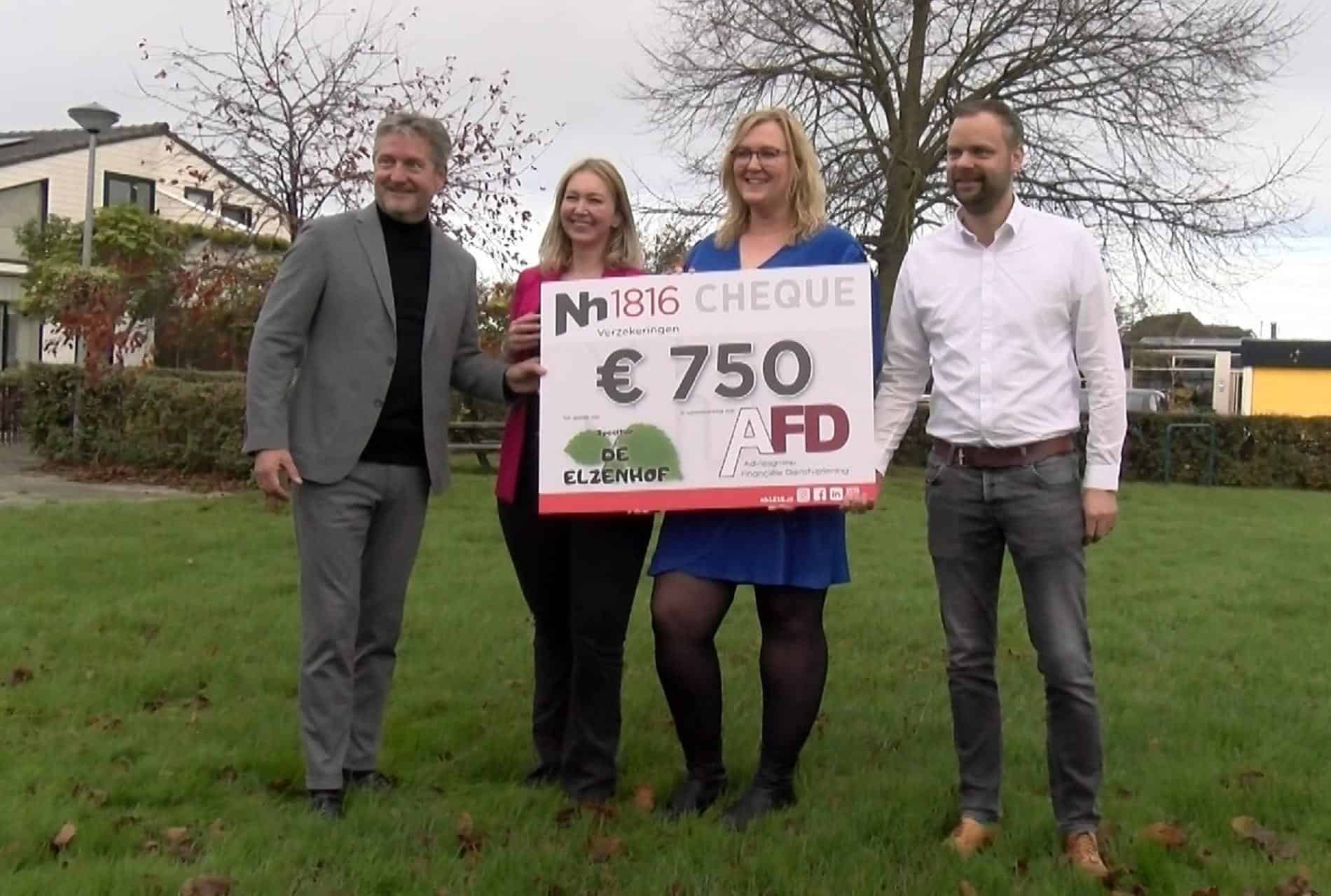 Video: Grietje en Sharon sprokkelen geld bijeen voor speeltuin Elzenhof