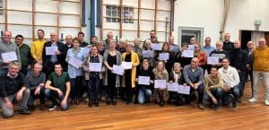 Westerlander dorpsfeest maakt veel verenigingen blij met donatie (video)