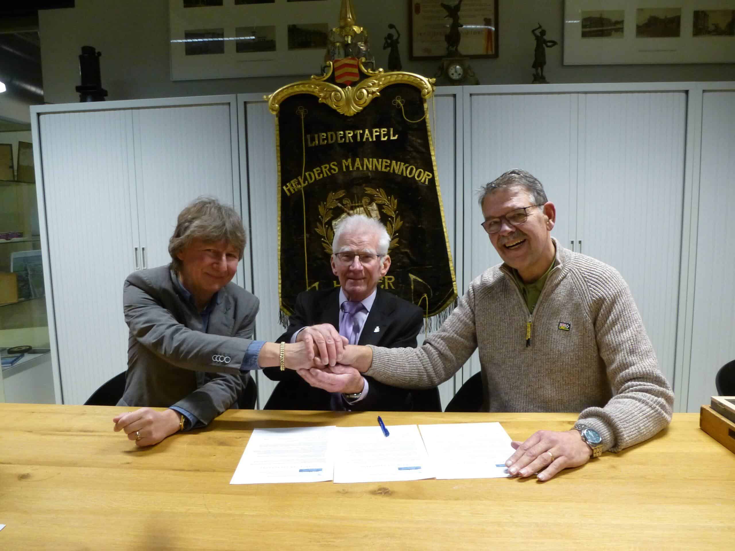 Vaandel Koninklijk Helders Mannenkoor overgedragen aan Stichting Afgestoft