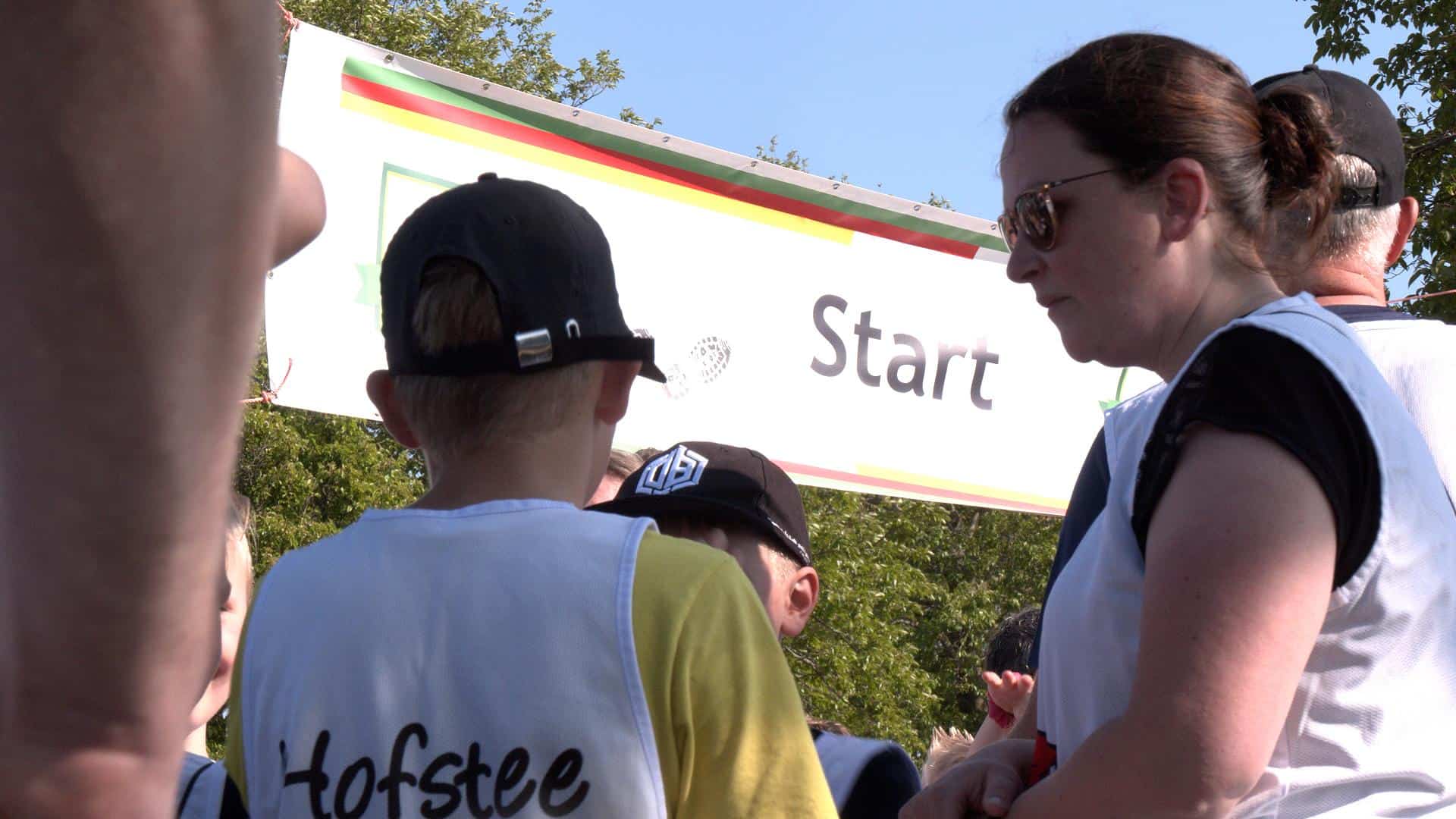 Vier dagen vechten tegen de blaren: Avondvierdaagse Julianadorp is begonnen (video)