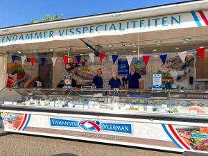 Volendammer vishandel elke woensdag op het Kerkplein in Hippolytushoef