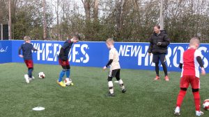 Erwin Asselman heeft een eigen voetbalschool in zijn achtertuin (video)