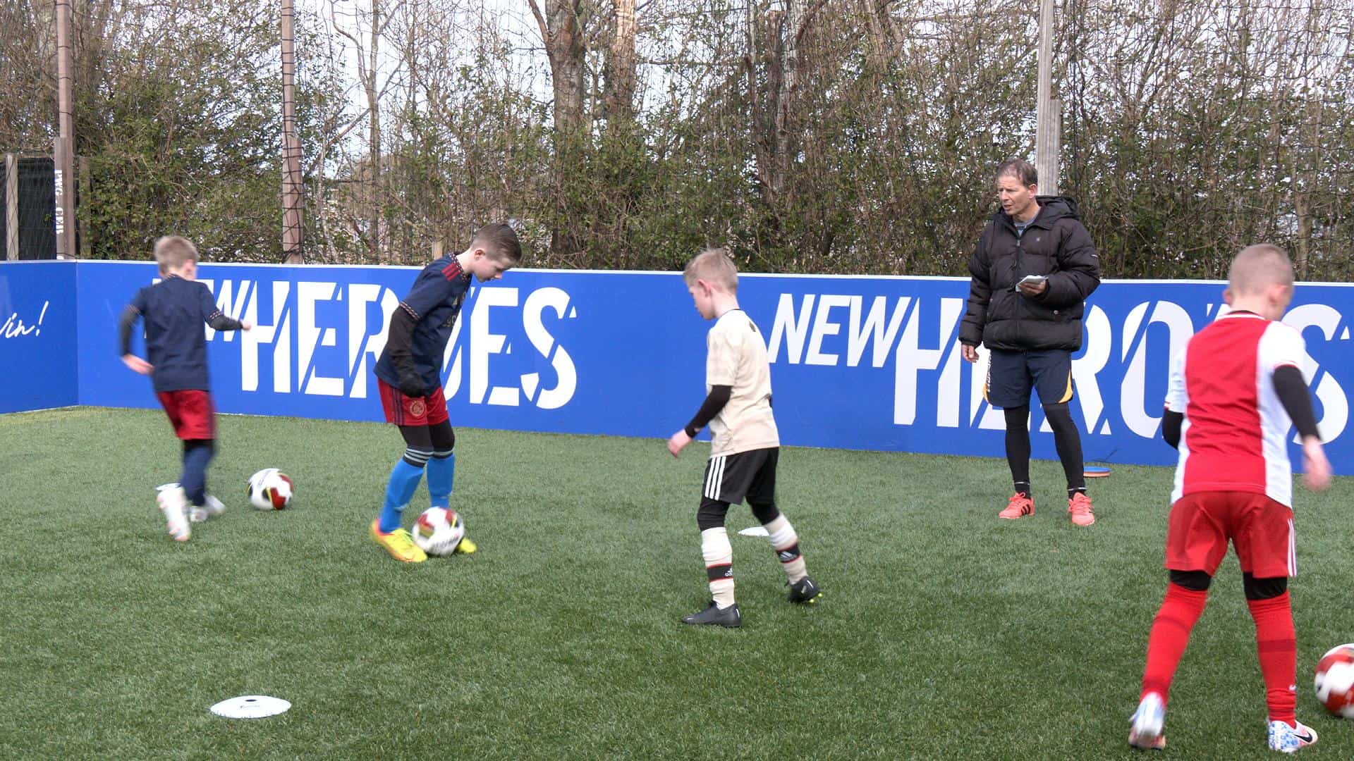 Erwin Asselman heeft een eigen voetbalschool in zijn achtertuin (video)