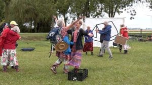 Theatergroep speelt een zomervoorstelling op regenachtig weiland (video)