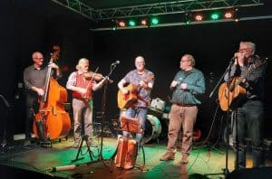 De Wheelbarrowband treedt op in het Witte Kerkje