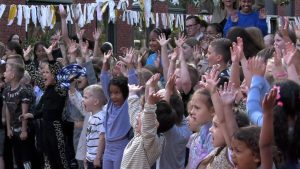 Video: Muzikale jubileumviering van honderd jaar basisschool de Windwijzer