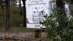 Kamperen in de kou: “Met een kacheltje redden we het prima” (video)