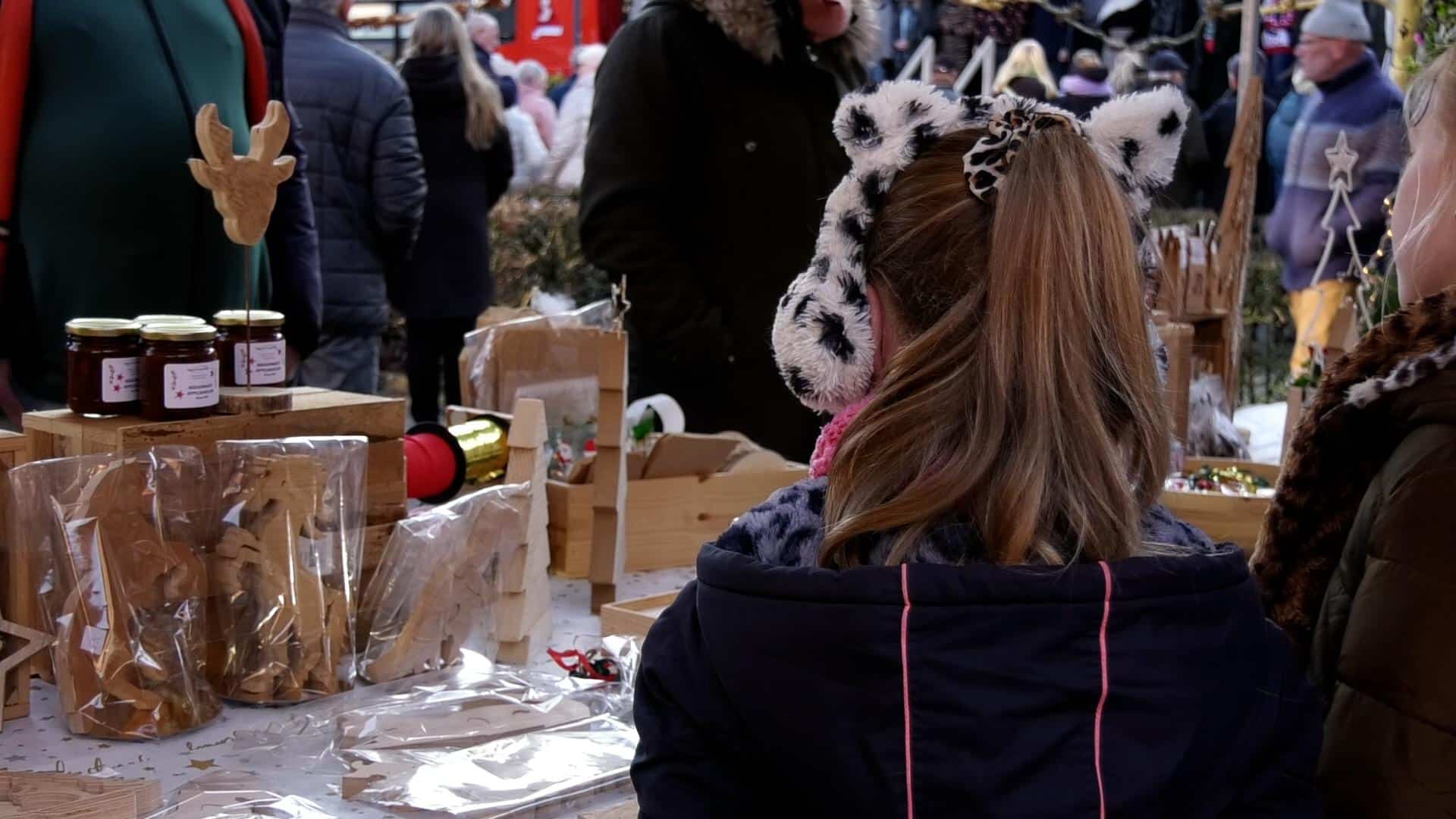 Gezelligheid en lekker eten op de Wintermarkt in Anna Paulowna (video)