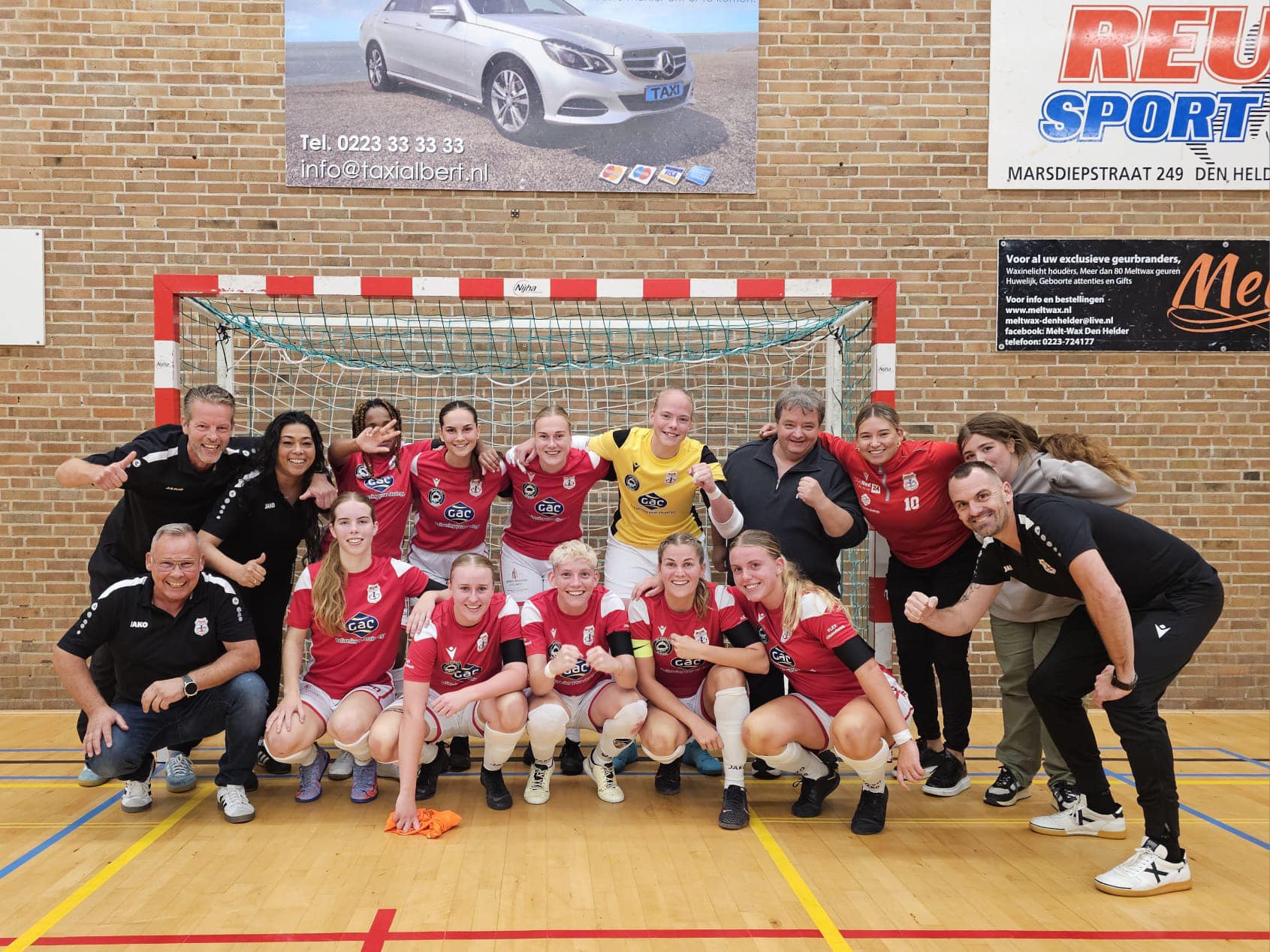 Zaalvoetbaldames Zeemacht winnen ‘voor Mark’