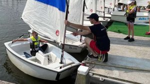 Jeugdzeilen in een optimist bij Watersport Vereniging Amstelmeer