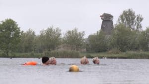 Team Ellis zwemt tegen ALS en ter nagedachtenis aan hun zus en vriendin (video)