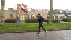 Sebastiaan voltooit hardlooptocht van Bovenkarspel naar Den Helder (video)
