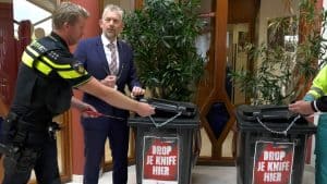 Burgemeester geeft startsein voor ‘drop je knife’ (video)
