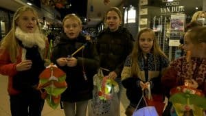 Sint Maarten; kinderen weer zingend langs de deuren (video)
