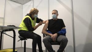 Eerste vaccinatie toegediend in Middenmeer (video)