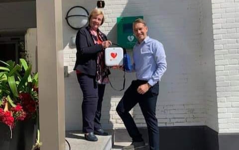 Eerste van 77 AED’s vervangen