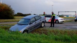 Auto crasht in de greppel, bestuurder foetsie