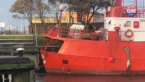 Schip vaart tegen de Moormanbrug