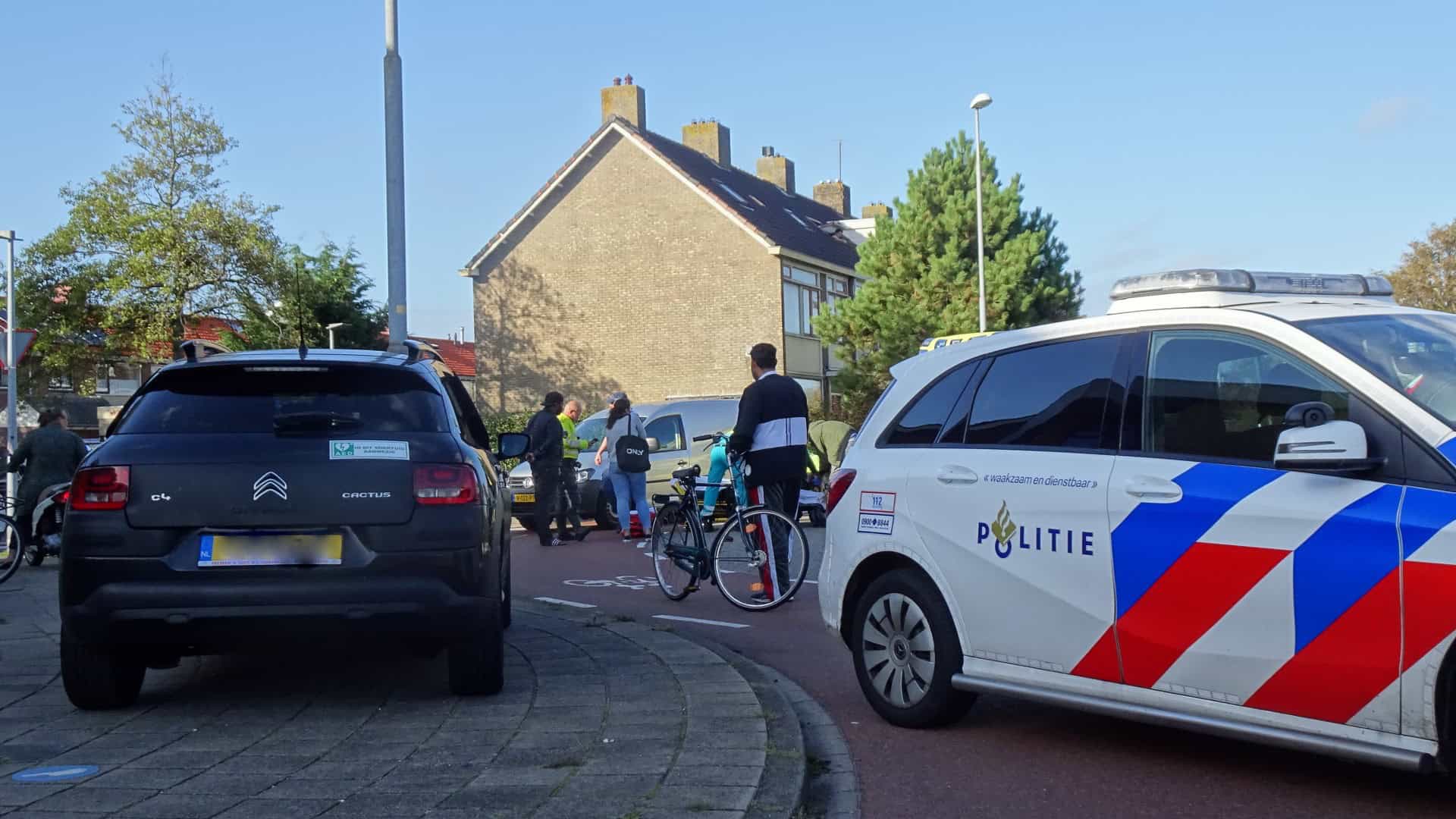 Aanrijding fietser en auto op rotonde