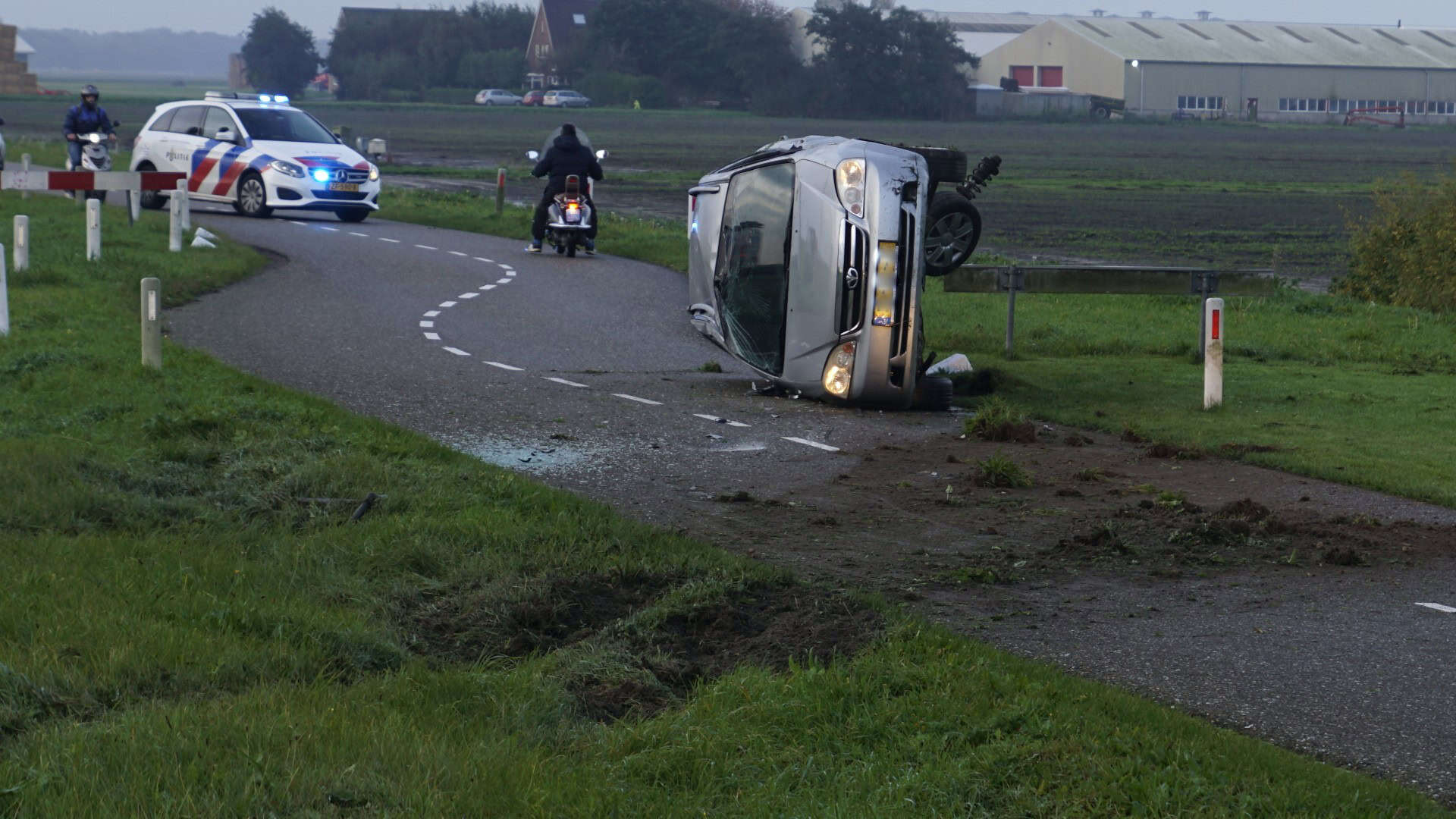 Auto over de kop op N9