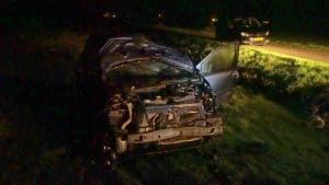 Auto over de kop en crasht in weiland bij de Haukes