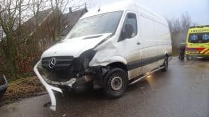 Bestuurder naar het ziekenhuis na aanrijding