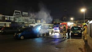Autobrand, vermoedelijk voor vuurwerk
