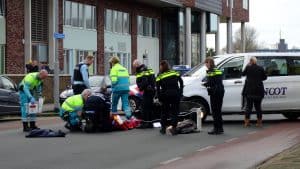 Boosterrijder gewond bij aanrijding met taxi